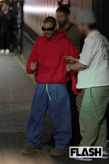 ジャスティン・ビーバー、妻のお迎えで麻布十番から “朝帰り”…世界的アーティストの意外と苦しい懐事情とは