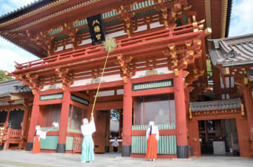 鎌倉・鶴岡八幡宮で恒例「すす払い」　新年をすがすがしく…100人総出で境内すっきり