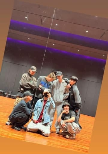 BTS、メンバー全員が練習室に集結！仲睦まじい雰囲気の近況ショットが話題