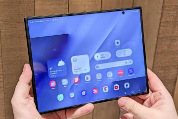 サムスン、3つ折りスマホ「Galaxy Z TriFold」国内初公開。開くと10インチの大画面に