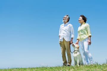 夫婦2人の老後生活に最低限必要な生活費は月額「約24万円」。年金だけでカバーできる人の割合はどれくらい？ ゆとりある老後生活にはいくら必要？