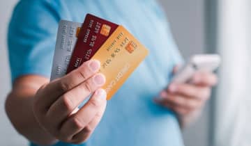 “ゴールドカード”に切り替えたいからとコンビニの数百円の買い物にもクレジットカードを使う友人。そんなに大きなメリットがあるんでしょうか？