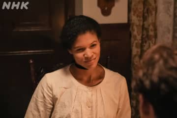 『ばけばけ』マーサ役、雰囲気ガラリで「スタイルも抜群！」　貴重オフショットに反響「最高です」