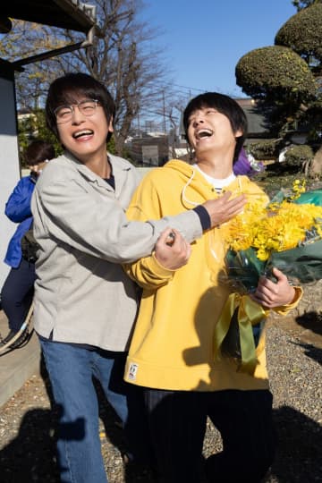 及川光博が手越祐也にバックハグ　ドラマ『ぼくたちん家』がクランクアップ「心からホッと」