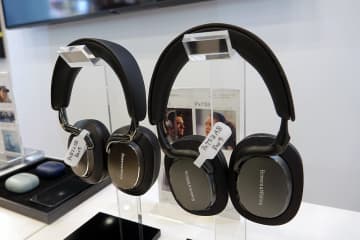 ＜ポタフェス＞B&W、フラグシップヘッドホン新旧比較／デノン、リアルウッドヘッドホンをアナログで味わう