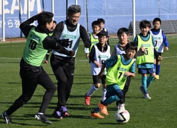 三浦知良が小学生とサッカートレーニングで交流「子供たちのエネルギーをいただいた」