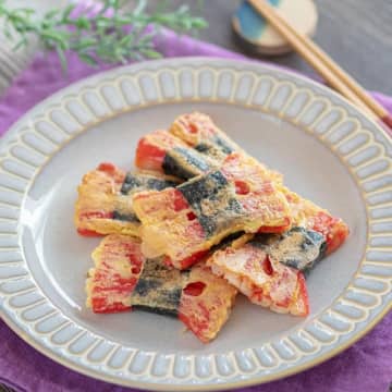 【カニカマが「ごちそう」に昇格】見た目100点満点の節約飯「なんちゃって磯辺揚げ」がビール泥棒すぎる