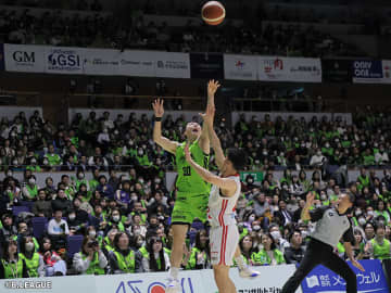 富永啓生が圧巻“4点プレー”を披露…高火力なオフェンスで富山を圧倒した北海道が11連勝目