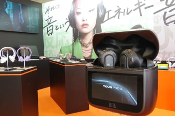 ＜ポタフェス＞JBL、旗艦機を始めとした最新イヤホン・ヘッドホンがズラリ／Shure、マイクのブラインド聴き比べチャレンジ