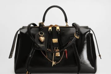ドルチェ＆ガッバーナ“ハート＆鍵”チャームを飾った光沢レザーバッグ、パドロック付きショルダーも