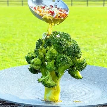 【ブロッコリー史上1番ウマい食べ方♡】「この手があったか！」「お酒とめっちゃ合う！」簡単おつまみレシピ