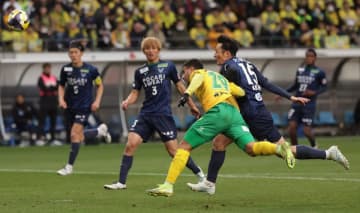 千葉が徳島を下し１７年ぶりのＪ１復帰！　決勝点のカルリーニョスは歓喜の涙