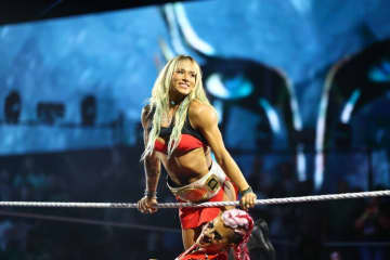 片手倒立で笑顔…“元体操”金髪美女レスラーの“さりげない化け物フィジカル”が異次元すぎる…「何もかも完璧」ファン絶賛