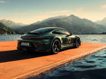 F.A.ポルシェ生誕90周年記念！「F. A. グリーンメタリック」を纏った究極の911 GT3が登場だ