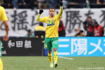 「夏休みの宿題をやり終えた気分（笑）」“J1昇格への使者”カルリーニョスが殊勲のゴール！　個人では2年連続J1昇格