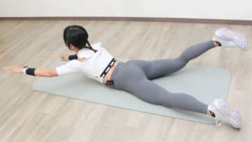 背中をキレイに絞る自重の筋トレ。「リズムバックエクステンション」を30秒×3セット
