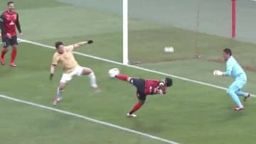 どうなってるの？39歳元日本代表FW、自身の引退試合でアクロバティックなボレーシュート「あの体勢から打つのかよ」「普通にすごい」現役さながらのゴールにファン歓喜