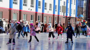 校庭がスケートリンクに変身　黒竜江省牡丹江市