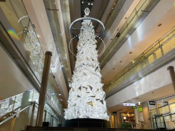 【表参道ヒルズ】輝くプリズムと光のリングが踊るクリスマスツリーが登場！