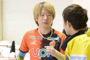 【徳山ボート】岡本翔太郎　シリーズタイトルのユニホーム着用で気合の初日２、１着発進