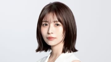 長濱ねる ミニ丈の美脚際立つ雑誌撮影のオフショットを披露！パジャマ姿やうっとり大人っぽい表情も