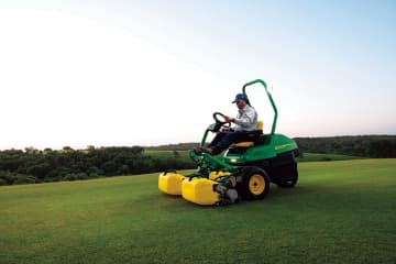 熟練度依存の作業を軽減　キーパー不足に応える新電動モア