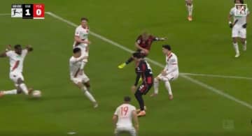 何してんの…!? 堂安律が「最近ヤバい」1人で“組織を破壊”→カットイン弾で“衝撃ゴラッソ”!今季4ゴール目に「エグすぎだろ」「これが日本の10番」