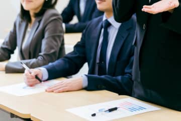 過労自殺の遺族 高市首相の “働いて働いて”  が流行語大賞に強い懸念『家族にムチ打つような行為』”憤りの声” がネットで話題に「気持ちはわからないでもないが、問題の矛先がズレているような気が、、」「首相としての意気込みを示した言葉にいちゃもんつけなくてもいいのでは…」