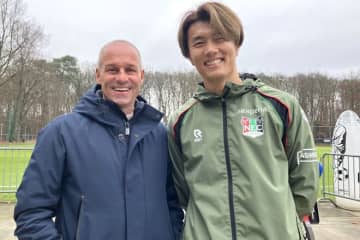 「日本の若者たちは躊躇わない」堂安、菅原、小川、塩貝…オランダの“目利きの達人”がサムライたちの入団秘話を明かす。「アイ・カム！って自分で決めちゃうんだ」【現地発】