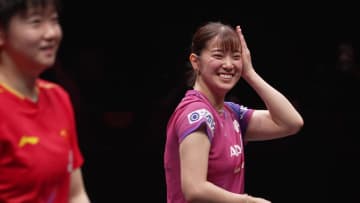 孫穎莎「ごめんね」長﨑美柚のサーブを見逃さずにTTR！さすがの洞察力｜WTTファイナルズ香港2025