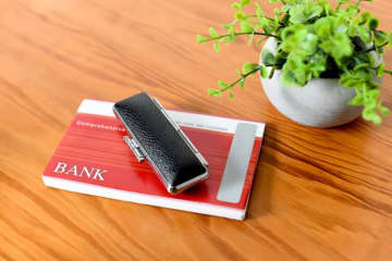 妻が「180万円」の高級バッグを買うそうなので私の口座から「200万円」を送金しました。家族間なので贈与税はかかりませんよね？