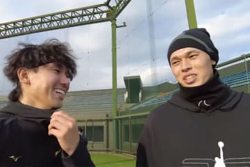 佐々木朗希、古巣ロッテのYouTube登場　歓喜の声「愛が詰まってる」　トートバッグ話題の高野と野球教室「想像の8000倍仲良し」