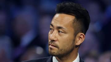 「負けるな!」37歳元日本代表DF、古巣で苦戦中の22歳日本人後輩と肩組みエール