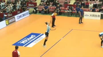 サーブの軌道がおかしい… 女子バレー、“ストン”と落ちる魔球でエース 味方ベンチは歓喜のダンス