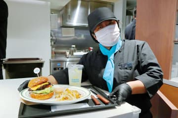 和牛100％のパティで…大宮に本格ハンバーガー店オープン　店内仕込みにこだわり　支援専門スタッフのサポートを受け、障害者が調理や接客　経験を積み一般就労を目指す