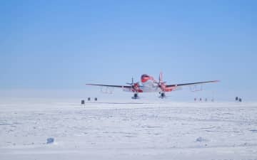 飛行距離80万キロ、南極を飛び回る中国の固定翼機