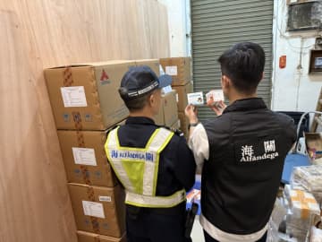 マカオ税関と治安警察局が運び屋向け密輸品供給拠点摘発…目薬1429パック発見