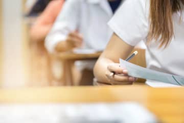 奨学金を借りている息子が、赤点ギリギリの成績を取っています。このままだと奨学金って止まるのでしょうか…？