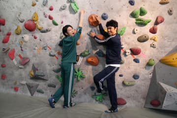 萩原利久「ぜひ私のスパイダーマン姿をご覧ください」と自信満々！小島よしおとスポーツクライミングで対決『萩原利久のwkwkはぎわランド』