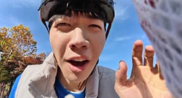 「ランニングマン」俳優カン・フン、1年ぶりにキム・ジョングクと再対決…トレードマークの笑顔が消えた