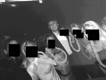 〝エプスタイン・ファイル〟トランプ氏が女性に囲まれた写真〟は商品イベントだった