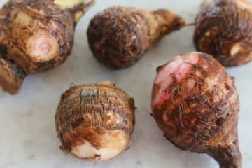 「ハマる美味しさ！」「火を使わなくていいの嬉しい」里芋の味噌マヨチーズ焼きのレシピ