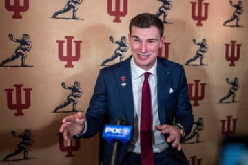 QBメンドーサが最優秀選手賞　米大学フットボール