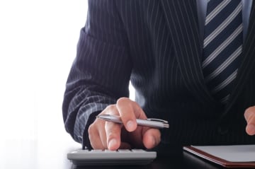 “公務員は安定しててずるい”は本当？ 実際の平均年収はいくらなの？ 待遇・激務のリアルを整理