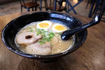 【一蘭】「6人前、全部で980円」の投稿が話題！「とんこつラーメン980円」なのに、なぜ5杯無料に？ 意外と知らない「お子様ラーメン」の注文条件とは