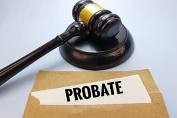 夫の遺産「4000万円」を子どもと2人で相続しますが、子どもにできるだけ多く渡したいです。私が全額相続したあとに渡せば子どもの支払う税額は少なく済みますか？