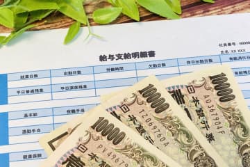 会社員で「ボーナス30万円」に喜んでたら、公務員の友人は「ボーナスで海外旅行に行く」と聞きうらやましい！「公務員のボーナス」ってそんなに多いんですか？ 30万円は平均より少ないでしょうか？
