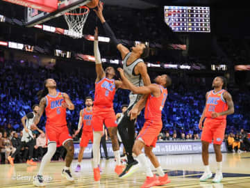 スパーズがサンダーとの激闘を制しNBAカップ決勝へ…ウェンバンヤマが復帰戦で躍動