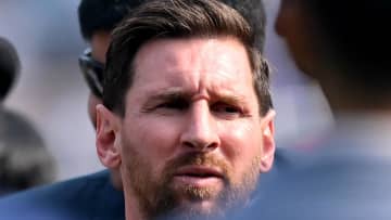 メッシのインドツアー、激怒したファンが椅子や瓶を投げ込むなど大荒れ！「2万円チケットを買ったのに顔も見られない」