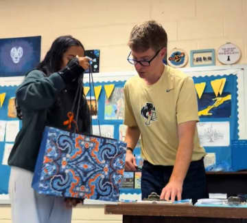 生徒から突然、“謎の袋”を渡された先生。すると…→教室中が涙する展開に「ちょっと待って」「一生忘れません」